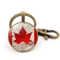 Vue détaillée du porte-clés drapeau Canada vintage en bronze avec feuille d'érable et fermoir - Jy008665-cuivre 2