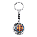 Macro-opname van de dubbelzijdige roterende Sint-Benedictusmedaille met zilveren sleutelhanger - Drie Kleuren Druppellijm (JY008671-9)