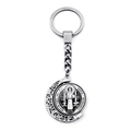 Macro detail van de roterende Sint-Benedictus medaille in zilveren halve maan hanger - Sint-Benedictus Vintage Stijl (JY008671-8)