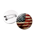 Dettaglio della spilla tonda bandiera USA con cabochon in vetro vintage e spilla di sicurezza - Stile Argento 6