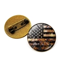 Dettaglio macro della spilla bandiera USA vintage con cabochon e chiusura in bronzo - Stile Bronzo 11