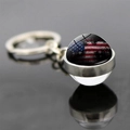 Vista detallada del llavero de bola de cristal de doble cara bandera USA sobre espejo negro - Estilo de Bandera de EE. UU. Moteado Artístico (JY007847-7)