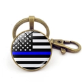 Détail d'un porte-clés drapeau américain vintage avec pendentif cabochon en verre Thin Blue Line - Drapeau National Insigne de Police Ligne Bleue Fine Bronze (JY008694-Bronze 12)