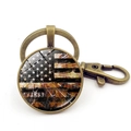 Détail du porte-clés drapeau américain avec cadre en bronze et mousqueton - Drapeau National Orné d'Art d'Artifice Bronze (JY008694-Bronze11)