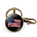 Détail d'un porte-clés drapeau américain en bronze vintage avec cabochon en verre et fermoir - Drapeau national sur fond de ciel étoilé bronze (JY008694-Bronze 10)