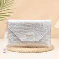Silberne Clutch mit Krokodilmuster, goldfarbenem Logo und abnehmbarer Handgelenkschlaufe - Silber