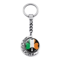 Détail du porte-clés lune rotative avec trèfle aux couleurs du drapeau irlandais - Style Trèfle Vintage Fond Noir (JY008702-11)