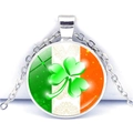 Détail macro du pendentif trèfle aux couleurs du drapeau irlandais et verre cristal - Style Trèfle Rayures Tricolores (JY008699-12)