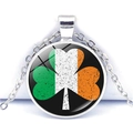 Détail du collier trèfle avec pendentif en verre aux couleurs du drapeau irlandais - Style Trèfle Cabochon Fond Noir (JY008699-11)