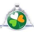 Vue détaillée du pendentif trèfle irlandais avec incrustation en verre de cristal coloré - Style Classique Feuilles Tricolores (JY008699-8)