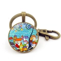Porte-clés en bronze avec illustration colorée peinte à la main d'un paysage urbain - Petites Maisons Empilées Et Mer (Motif 11)