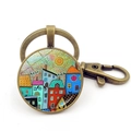 Détail du porte-clés en bronze avec une illustration colorée de ville et de soleil - Architecture De La Ville Et Soleil Rouge (Motif 10)