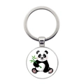Süßer Cartoon-Panda mit Bambus auf rundem Metall-Schlüsselanhänger mit Silberring - Handbemalter sitzender Panda Stil (JY008651-4)