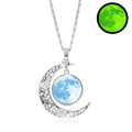 Dettaglio della collana a mezzaluna luminosa con intricati motivi in metallo traforato - Stile Mezzaluna Blu (JY008729-10)