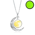 Dettaglio della collana a mezzaluna d'argento con aspetto diurno ed effetto luminoso verde - Stile Stella Giallo Pallido (JY008729-7)