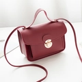 Elegante mini borsa a tracolla rosso vino con chiusura dorata e manico superiore - Rosso