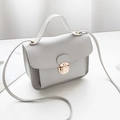 Mini borsa quadrata grigio chiaro con chiusura dorata e tracolla sottile - Grigio chiaro