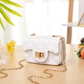 Mini sac bandoulière blanc effet gelée avec motif matelassé et chaîne dorée - Blanc