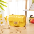 Mini sac bandoulière jaune en gelée avec motif matelassé et chaîne dorée élégante - Jaune
