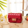 Mini sac bandoulière rouge matelassé avec chaîne dorée et fermoir pivotant en métal - Rouge