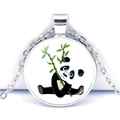 Détail du pendentif rond en verre représentant un panda mignon tenant du bambou - Style Panda aux Yeux Bleus Embrassant le Bambou (Silver-11)