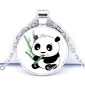 Gros plan d'un collier argenté avec illustration mignonne d'un panda et de bambou - Style Panda Minimaliste sur Fond Blanc (Silver-9)