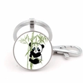 Dettaglio di un portachiavi rotondo in argento con illustrazione di panda e bambù - Stile Panda Argento 12 (JY008756-Argento 12)