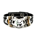Detail eines mehrlagigen schwarzen Lederarmbands mit einem Panda-Glashänger - Lustiger Panda Isst Bambus (JY008753-9)