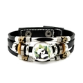 Nahaufnahme von mehrlagigem Lederarmband mit Panda-Glasanhänger und metallischen Perlen - Panda im Wald Illustration (JY008753-8)