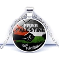 Dettaglio della collana bandiera Palestina con pendente a cupola in vetro su catena - Stile Pugno Viva Palestina (JY008759-9)