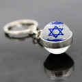 Vue détaillée du porte-clés boule de verre drapeau Israël avec étoile de David bleue - Jy008779-5