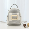 Mochila de moda para mujer en gris plata y blanco crema con elegante hebilla dorada - Gris claro
