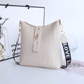Sac bandoulière blanc cassé motif crocodile avec bandoulière large imprimé LOVE - Blanc