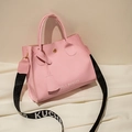 Borsa a secchiello in pelle verniciata rosa chiaro con scritte bianche e tracolla larga - Rosa