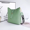 Sac seau vert clair à motif crocodile avec bandoulière large LOVE et boucle dorée - Vert