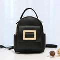 Mini mochila negra de moda con una gran hebilla de metal dorado cuadrado y textura - Negro
