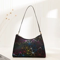 Schwarze Schultertasche mit bunten geometrischen Dreiecken und schmalem Handgriff - Mehrfarbig Schwarz