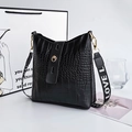 Sac seau noir motif crocodile avec bandoulière LOVE et fermoir doré élégant - Noir