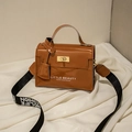 Bruine laklederen mini crossbodytas met gouden gesp en geweven schouderband - Bruin