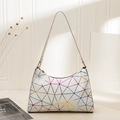Borsa hobo bianca con motivi geometrici a triangolo sfumati e finiture in metallo dorato - Bianco