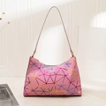 Borsa a spalla rosa geometrica con pannelli riflettenti e dettagli in oro lucido - Rosa