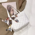 Borsa tote bianca trapuntata con foulard di seta su uno sfondo elegante e sobrio - Bianco