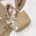 Borsa tote trapuntata beige con sciarpa di seta decorativa e trama a rombi elegante - Cachi