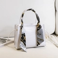 Borsa a mano bianca con trama a coccodrillo e sciarpa di seta decorativa sul manico - Bianco