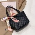 Borsa tote nera trapuntata con ricamo a rombi e manico decorato con elegante foulard di seta - Nero