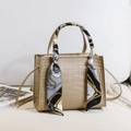Borsa beige con stampa coccodrillo e foulard di seta decorativo sul manico - Cachi
