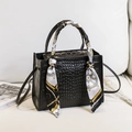 Borsa a mano nera da donna con trama a coccodrillo, foulard di seta e tracolla fine - Nero