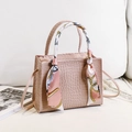 Borsa rosa con motivo a coccodrillo, elegante foulard di seta e dettagli in metallo dorato - Rosa