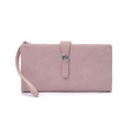 Détail du portefeuille long rose avec texture mate, boucle nœud et coutures ondulées - Rose