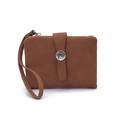 Détail du portefeuille vintage marron avec surpiqûres et ornement en métal argenté - café